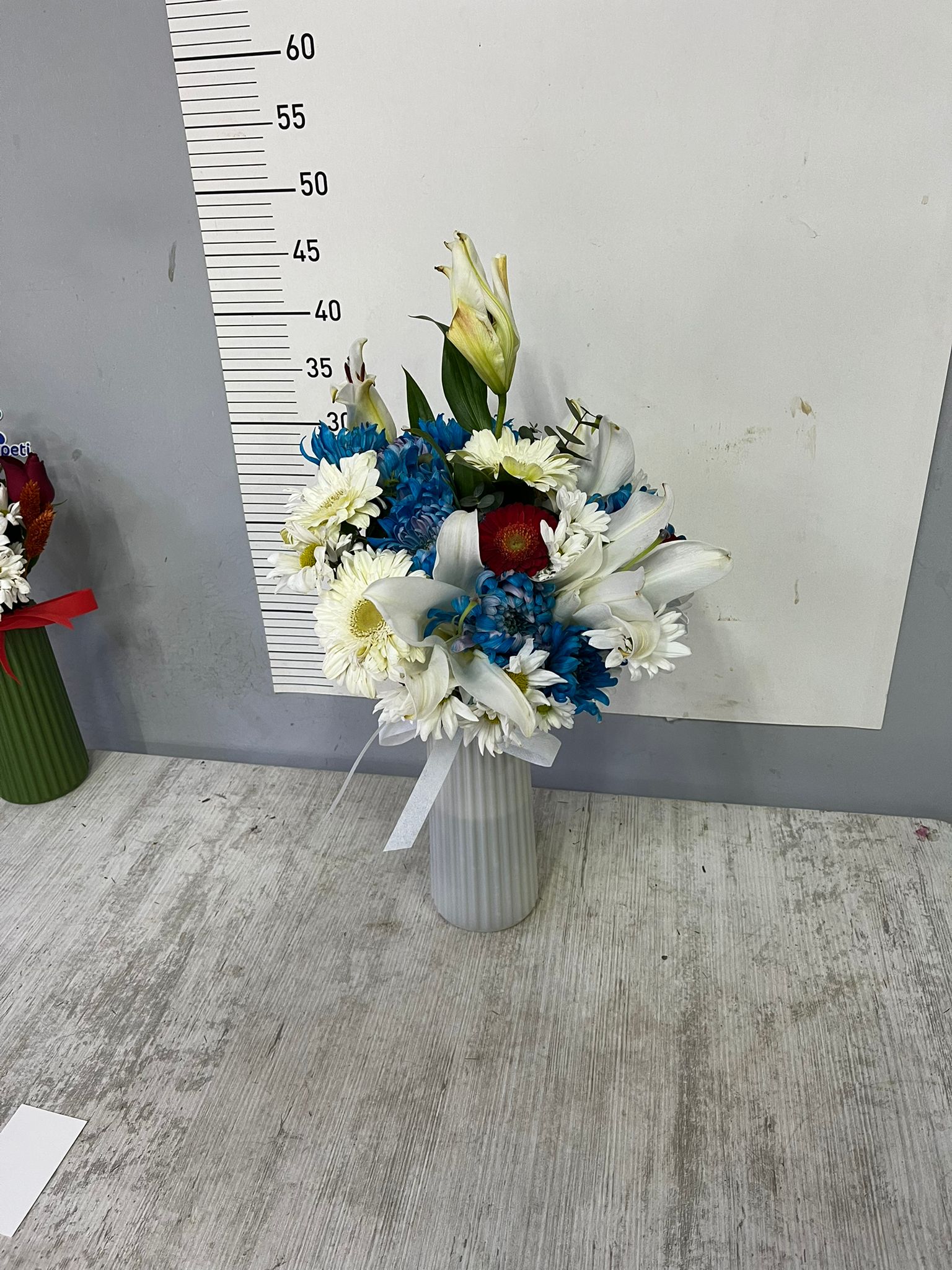 Vazoda Mavi Beyaz �i�ekler