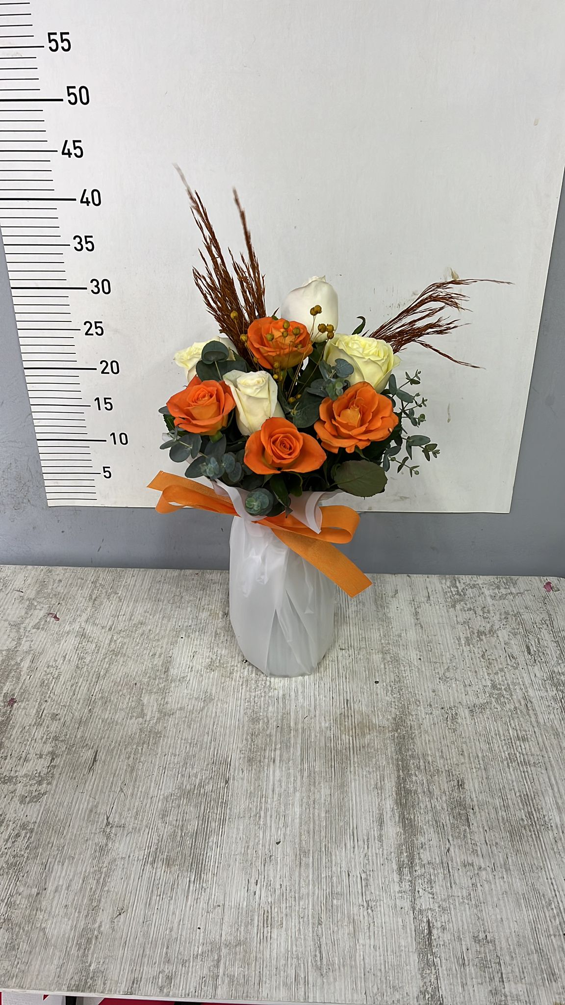 Vazoda Beyaz Turuncu G�ller